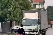 Hải Phòng: Thanh niên lạng lách đánh võng giữa đường