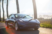 Đức phát triển hệ thống pin điện mặt trời trên các xe ô tô