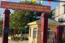 Phó bí thư xã đánh bạc bị đình chỉ công tác