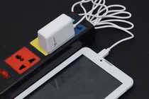 Tác hại của việc cắm củ sạc điện thoại liên tục