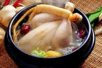 Gà hầm đại táo chữa thiếu máu, chảy máu cam