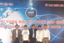 Robot bón thức ăn cho bệnh nhân