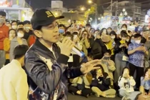 Đan Trường hát ở chợ đêm Đà Lạt