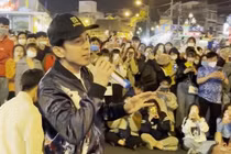 Đan Trường hát ở chợ đêm Đà Lạt