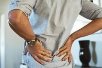 Bị đau cột sống thắt lưng đột ngột có nguy hiểm không?
