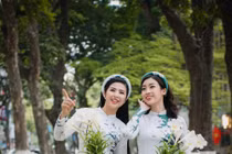 Hoa hậu Ngọc Hân, Đỗ Mỹ Linh quấn quýt như chị em ruột, thướt tha bên tà áo dài trên phố