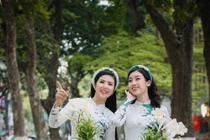 Hoa hậu Ngọc Hân, Đỗ Mỹ Linh quấn quýt như chị em ruột, thướt tha bên tà áo dài trên phố