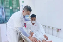 Bác sĩ kiểm tra lại tình trạng bệnh nhân trước khi tiến hành can thiệp mạch