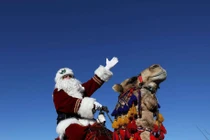 'Ông già Noel' cưỡi lạc đà tặng quà Giáng sinh