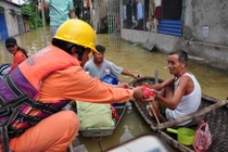 Thợ điện Thủ đô sẻ chia cùng người dân Chương Mỹ