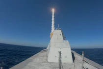 Khu trục hạm tàng hình USS Zumwalt phóng thử nghiệm tên lửa phòng không SM-2
