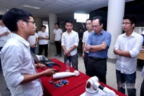 Cánh tay giả điều khiển bằng sóng não