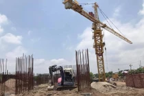 Nhà thầu ngưng thi công vì chịu tác động kép