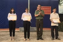 Khen thưởng hai nữ sinh đạp ngã tên cướp đi xe SH