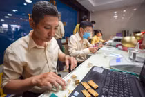 Giá vàng lại giảm sâu