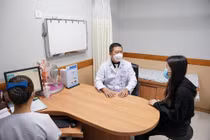 Môi sưng đỏ 2 tháng không khỏi vì vết thương không sạch 