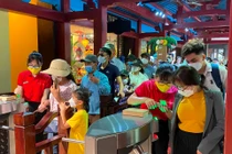 Du khách check in Sun World Ba Na Hills.