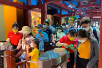 Du khách check in Sun World Ba Na Hills.