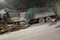 Xe tải chở keo lật trong đêm, 7 người tử vong ở Thanh Hóa