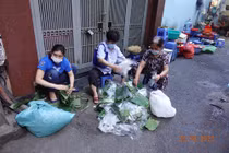 Gia đình phân loại rác thải.