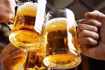 Phạt nặng người ép người khác uống rượu bia liệu có khả thi?