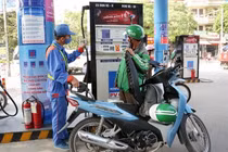 Xăng tăng giá tác động không nhỏ đến các dịch vụ vận tải, trong đó có những người hành nghề xe ôm công nghệ. 