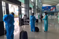 Những hành khách đầu tiên xuống sân bay Rạch Giá.