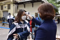 Học sinh Hà Nội đến tiêm văcxin được làm thủ tục cấp căn cước công dân gắn chip