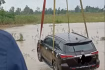 Chiếc xe ôtô bị cuốn trôi được trục vớt lên bờ