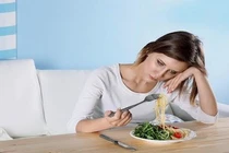  Mắc bệnh chán ăn tâm căn do nhịn ăn để thành “hot girl” 