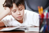 Trẻ thiếu tập trung có thể đang bị bạo lực tinh thần