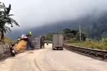 Video: Lật xe trên đèo Lò Xo, Kon Tum