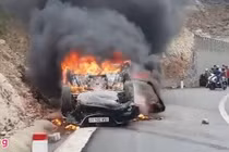 Đâm vào vách núi, xe Mazda cháy trơ khung