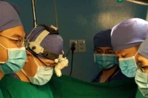 Hi hữu bé trai 4 tháng tuổi mang bào thai trong bụng