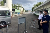 Các y, bác sỹ Trung tâm Hồi sức tích cực người bệnh COVID-19 tại Thành phố Hồ Chí Minh chia tay các bệnh nhân. (Ảnh: TTXVN phát)