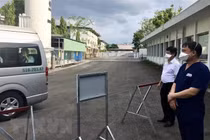 Các y, bác sỹ Trung tâm Hồi sức tích cực người bệnh COVID-19 tại Thành phố Hồ Chí Minh chia tay các bệnh nhân. (Ảnh: TTXVN phát)