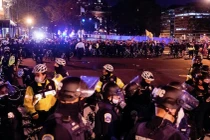 Đụng độ giữa người ủng hộ, chống ông Trump và cảnh sát