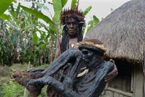 Kỳ lạ bộ lạc ngủ cùng xác ướp hun khói khô đen của tổ tiên