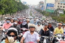 Xe máy lưu thông dày đặc tại TPHCM.