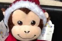 Cậu bé khóc nức nở khi được tặng búp bê