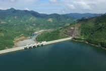 Sạt lở đất tạo ra sóng trong hồ