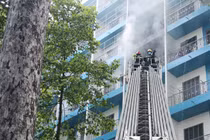 Ký túc xá bị cháy, sinh viên tháo chạy