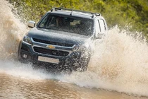 Lưu ý cần thiết khi đi xe gầm cao mùa mưa lũ