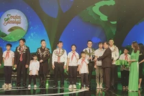 Vinamilk cùng cặp lá yêu thương trao thêm cơ hội được đi học cho trẻ em khó khăn