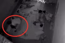 Hình ảnh nữ giáo viên mầm non trùm túi nilon lên đầu trẻ rồi đánh liên tiếp. Ảnh cắt từ clip.