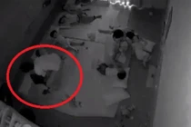 Hình ảnh nữ giáo viên mầm non trùm túi nilon lên đầu trẻ rồi đánh liên tiếp. Ảnh cắt từ clip.