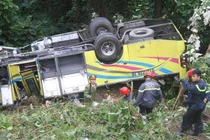 Khởi tố vụ xe chở 22 sinh viên lao xuống vực ở đèo Hải Vân