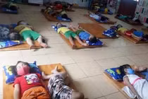 Yêu cầu kiểm tra việc trẻ mầm non đeo khẩu trang khi ngủ