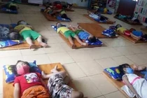 Yêu cầu kiểm tra việc trẻ mầm non đeo khẩu trang khi ngủ