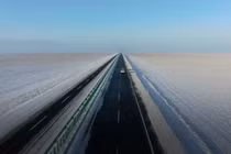 đường cao tốc xuyên sa mạc tại Tân cương Trung Quốc